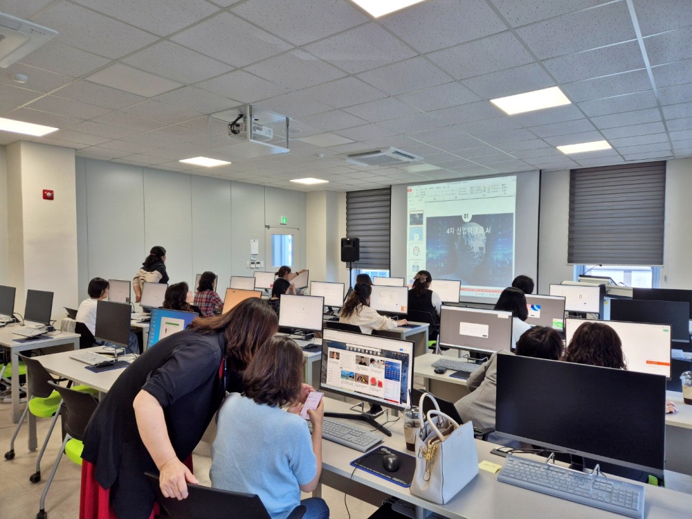 챗GPT 활용 자료검색과 글쓰기를 하고 있다. (사진=전남여성가족재단)