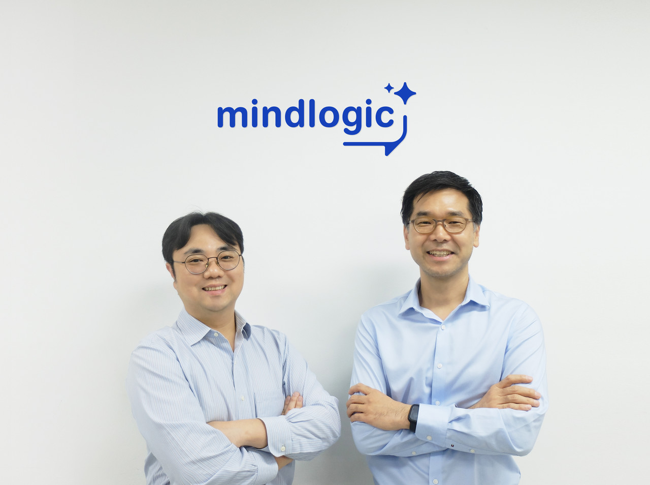 김용우(왼쪽), 김진욱 마인드로직 공동 대표가 서울 논현동 사무실에서 포즈를 취하고 있다. (사진=마인드로직)