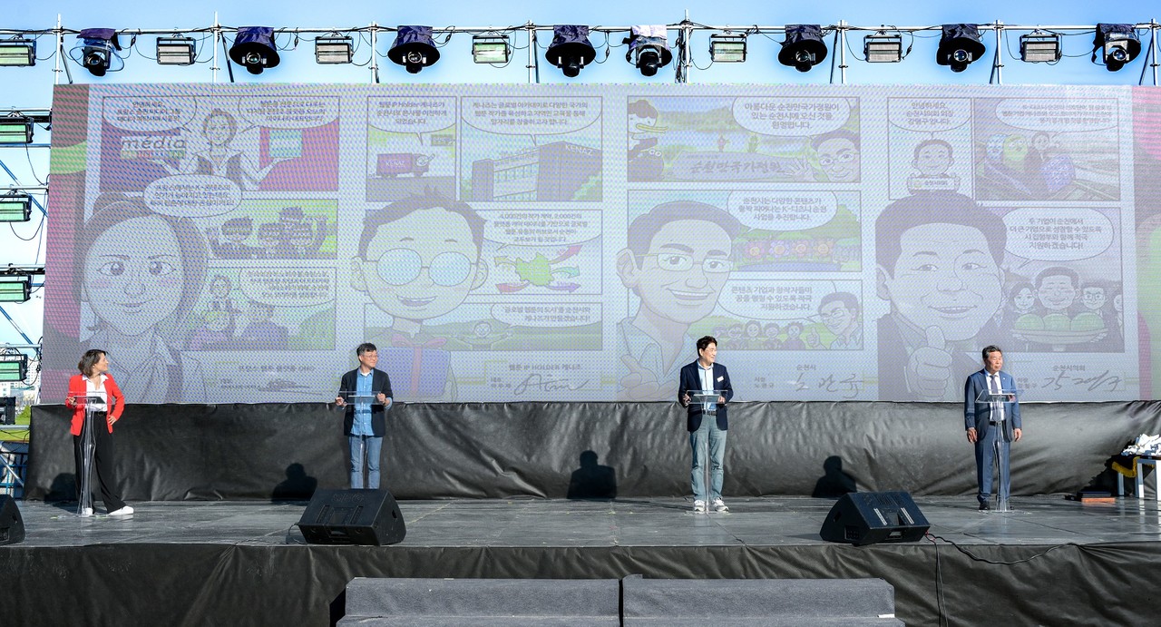 노관규 순천시장이 3일 열린 2024 글로벌 콘텐츠 페스티벌 in 순천에서 케나즈·오노코리아 이전발표 기념행사를 갖고 순천으로 본사를 이전하는 두 기업 대표와 함께 웹툰으로 만든 협약서에 서명하고 있다. (좌측부터 오노 대표 아이나라 이파스, ㈜케나즈 대표 이우재, 순천시장 노관규, 순천시의회의장 강형구)