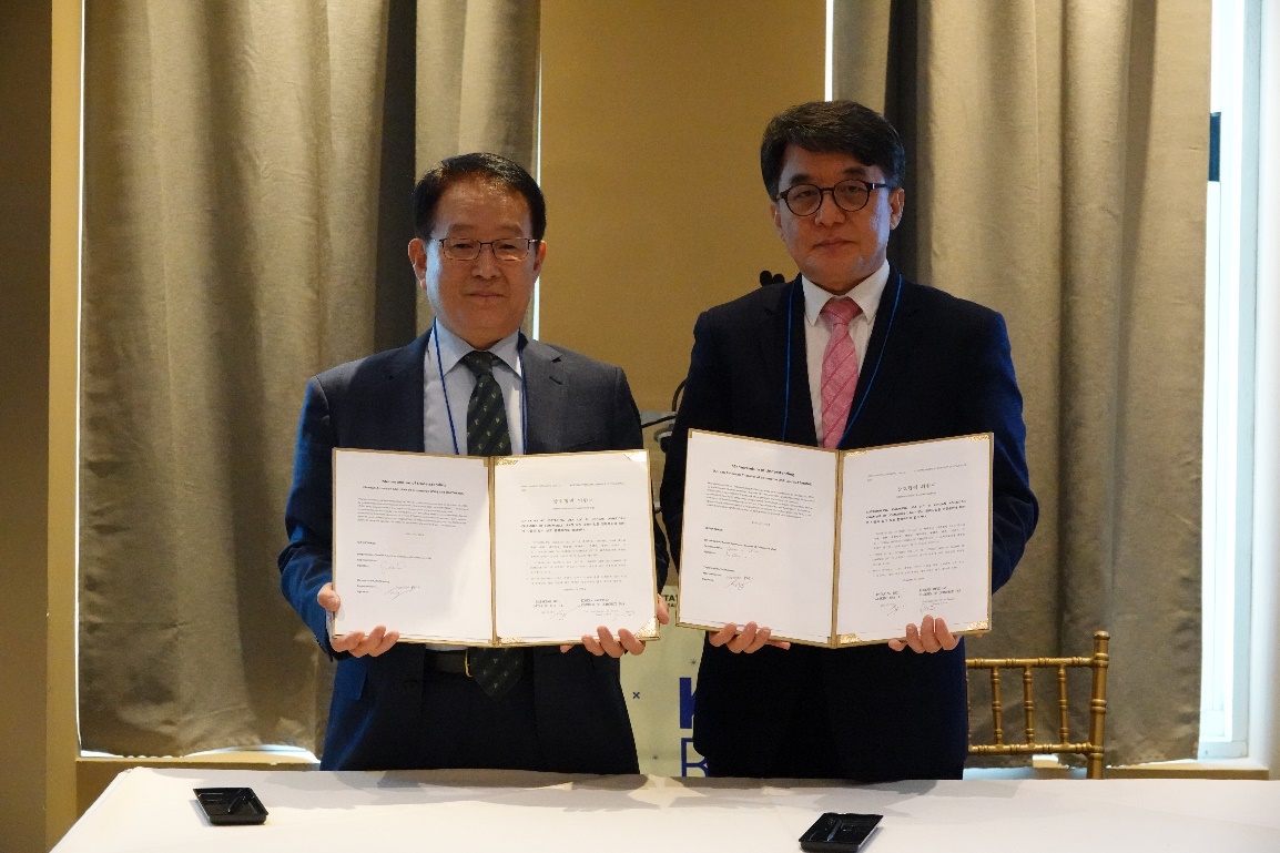 김성진 미주한인상공회의소총연합회 운영위원장(오른쪽)과 박선규 데이터킹 대표가 MOU 체결 기념사진 촬영을 하고 있다. (사진=데이터킹)