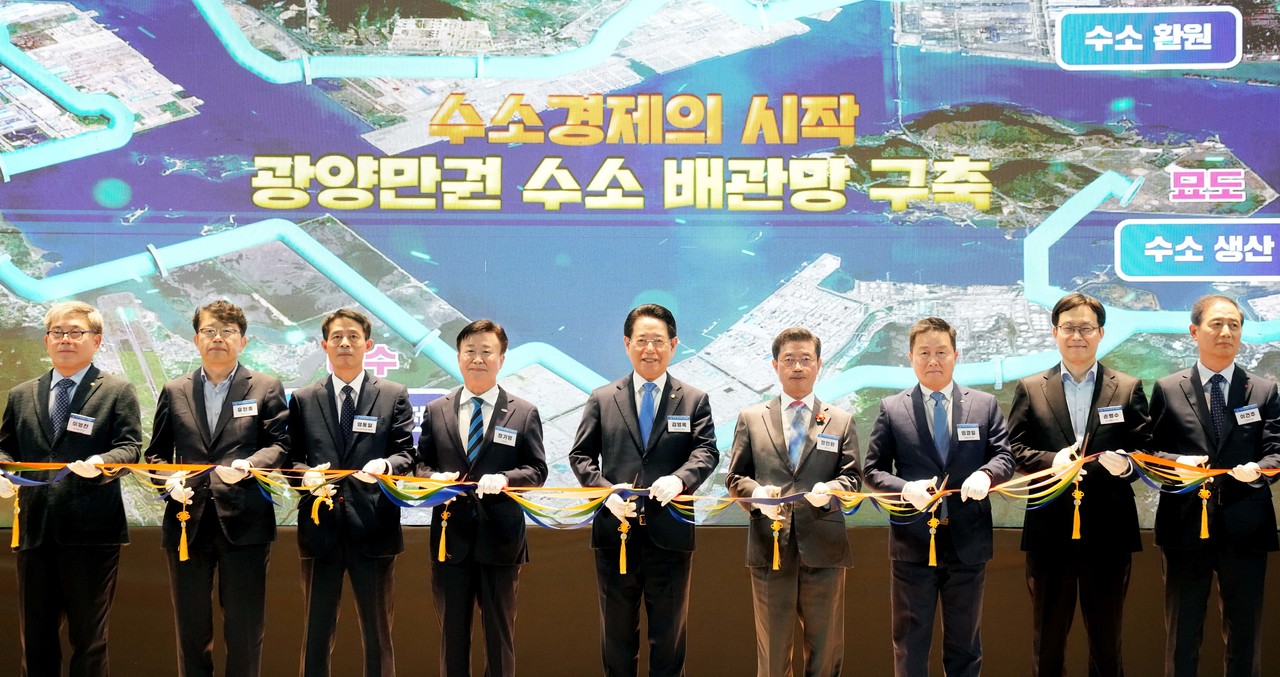 김영록 전라남도지사가 4일 광양 성황스포츠센터 다목적실에서 열린 '제1회 전남 청정수소 국제포럼'에 참석, 광양만권 수소배관망 구축을 위한 관계기관 업무협약을 하고 세리머니를 하고 있다. (사진=전남도)