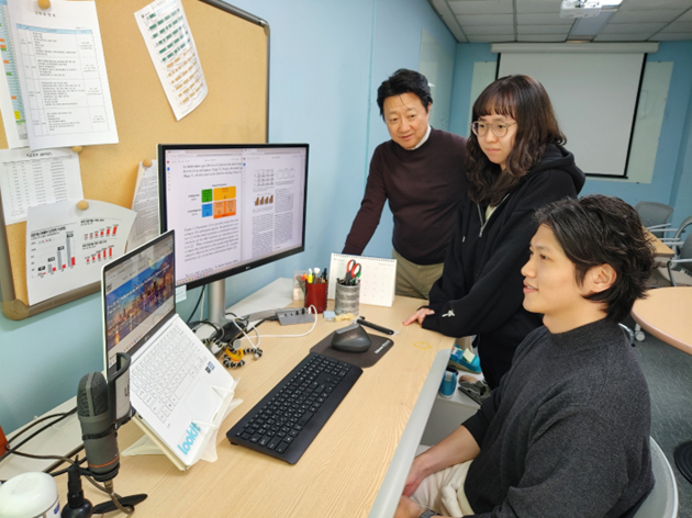 이상구 서울대 교수(왼쪽부터), 김연아 연구원, 김형준 연구원 (사진=서울대학교 컴퓨터공학부 지능형데이터시스템 연구실)