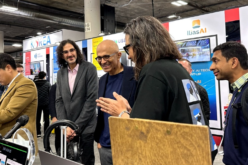 사티아 나델라 MS CEO가 부스를 방문한 모습 (사진=가우디오랩)