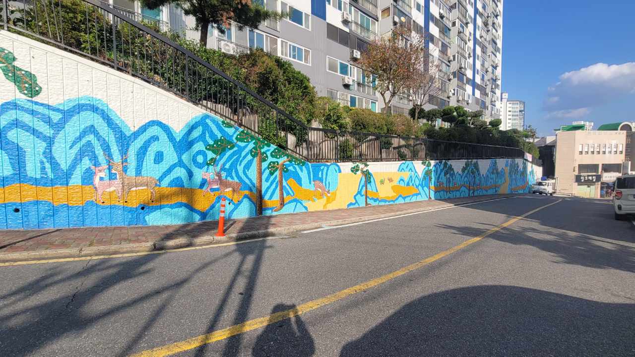 전남 순천시 생목현대 아파트 주민들이 직접 마을 벽화를 제작하여 새단장 하였다. (사진=순천시)