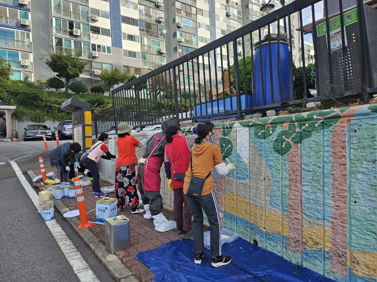 전남 순천시 생목동 현대 아파트 부녀회가 나서 주민 손길로 벽화 새단장을 하였다. (사진=순천시)