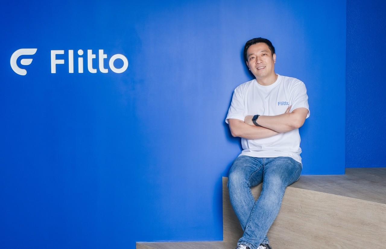 이정수 플리토 대표가 서울 강남구 사무실 앞에서 포즈를 취하고 있다. (사진=플리토)