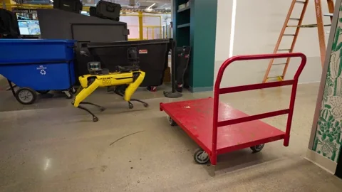 사디리 밑이나 전선 등을 피해서 이동하는 스팟  (사진=보스턴 다이내믹스)