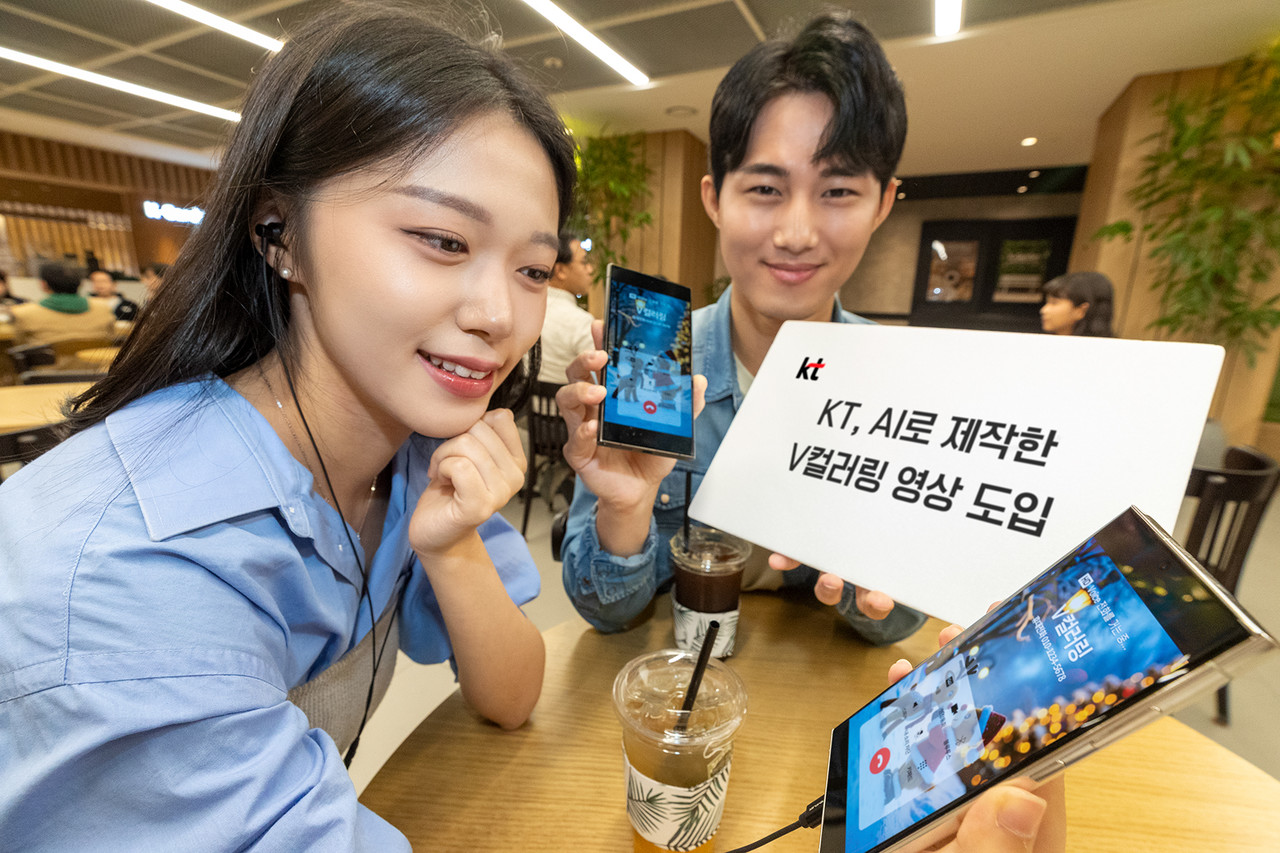 모델이 KT가 생성형 AI로 제작한 V컬러링 영상을 소개하는 모습(사진=KT)