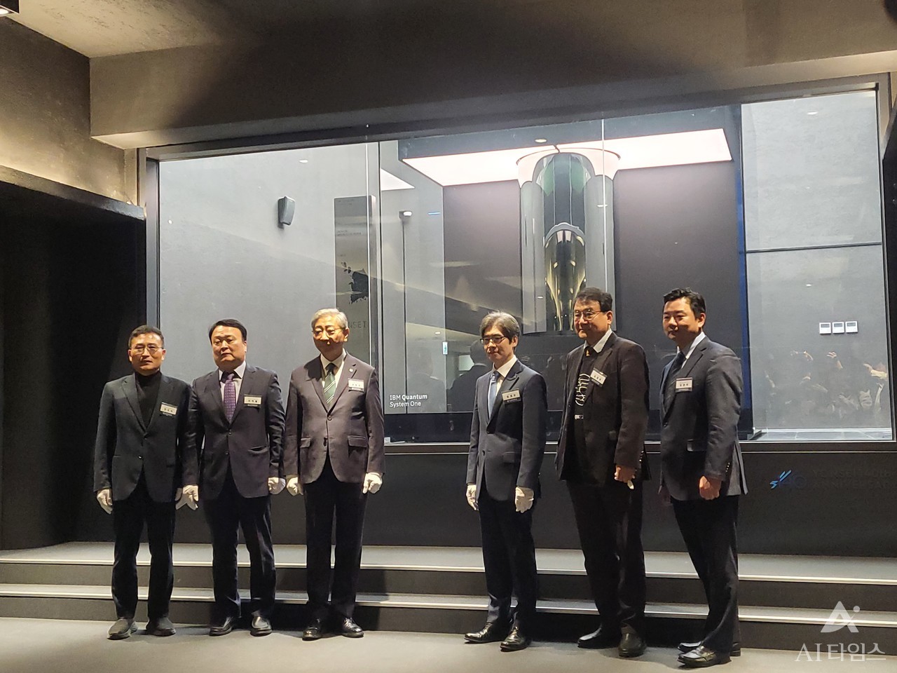 윤동섭 연세대학교 총장(왼쪽 세번째)과 정재호 연세대 양자사업단장(왼쪽 네번째) 등 관계자들이 양자컴퓨터 제막식에 참여하고 있다.