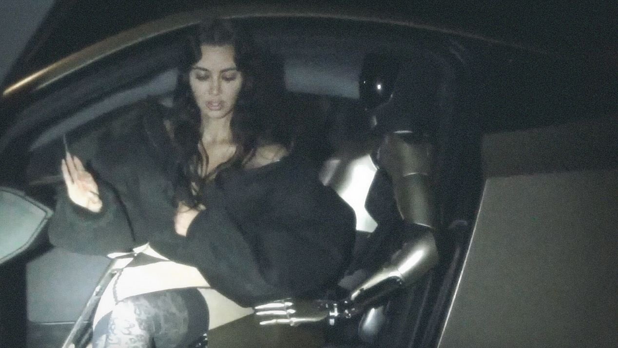 옵티머스와 사이버 캡에 동승한 카다시안 (사진=X, Kim Kardashian)