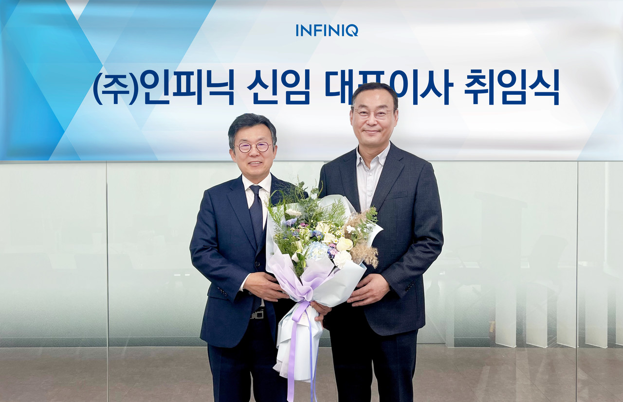 최철규 신임 각자대표이사(왼쪽)와 박준형 각자대표가 취임 기념사진을 촬영하고 있다.(사진=인피닉)