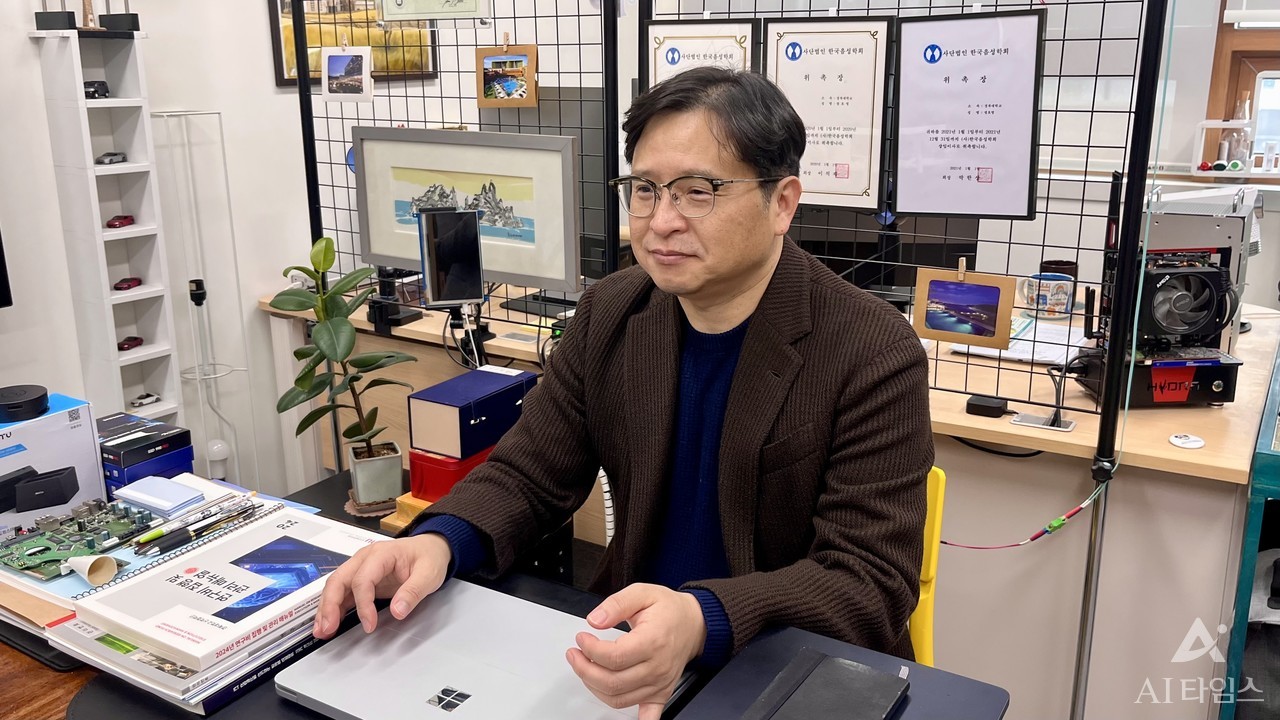 정호영 경북대학교 인공지능혁신융합대학사업단장이 27일 연구실에서 산학협력 기회와 성공사례에 대해 설명하고 있다.