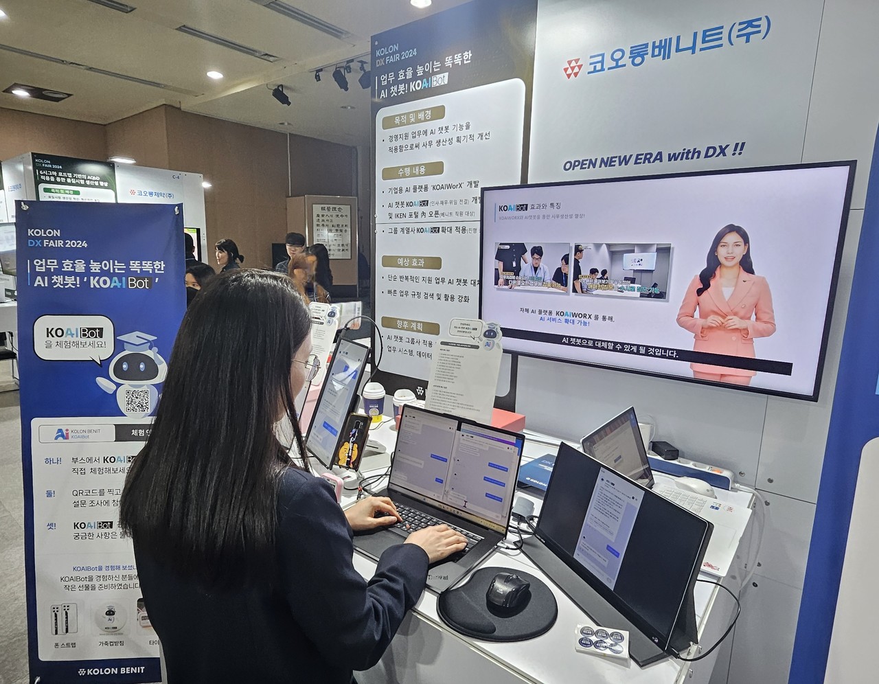 코오롱베니트 직원이 ‘코오롱 DX 페어 2024’서 자사 AI 챗봇 서비스 코아이봇(KOAIBot)을 시연하고 있다. (사진=코오롱베니트)
