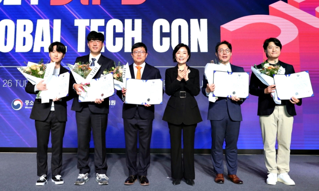 조강원 모레 대표(왼쪽 세번째)가 오영주 중소벤처기업부 장관(네번째) 등과 기념 촬영을 하고 있다. (사진=모레)