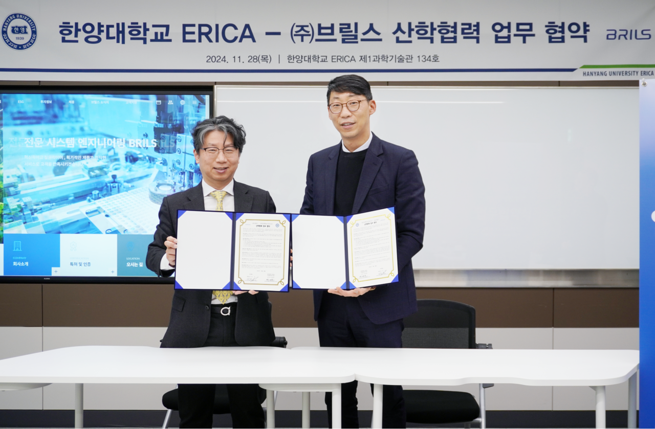 박태준 한양대 ERICA 지능형로봇사업단장(왼쪽)과 전진 브릴스 대표가 MOU 체결 기념 사진 촬영을 하고 있다. (사진=브릴스)