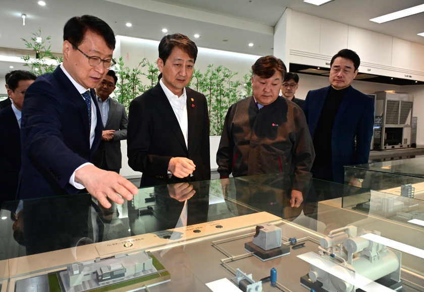 이재성 LG전자 ES사업본부장(왼쪽 첫번째)과 안덕근 산업통상자원부 장관(왼쪽 두번째)이 생산라인 시찰 전 공장 모형도를 보고 있다. (사진=LG전자)