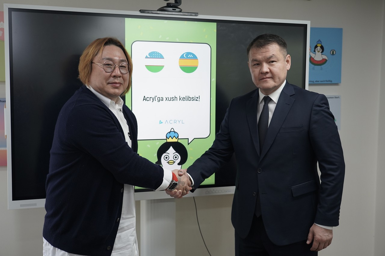 박외진 아크릴 대표(왼쪽)와 아만바이 오린바예프 카라칼파크스탄 공화국 최고위원회 의장이 기념사진 촬영을 하고 있다. (사진=아크릴)