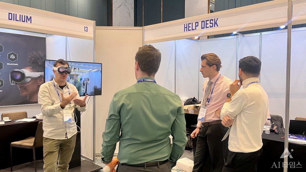 서울잠실 소피텔 앰버서더 호텔에서 개최된 디지털솔루션코리아2024에서 이탈리아의 스타트업 ‘딜리움’ 대표가 3D 공간 컴퓨팅 솔루션을 시연하고 있다.