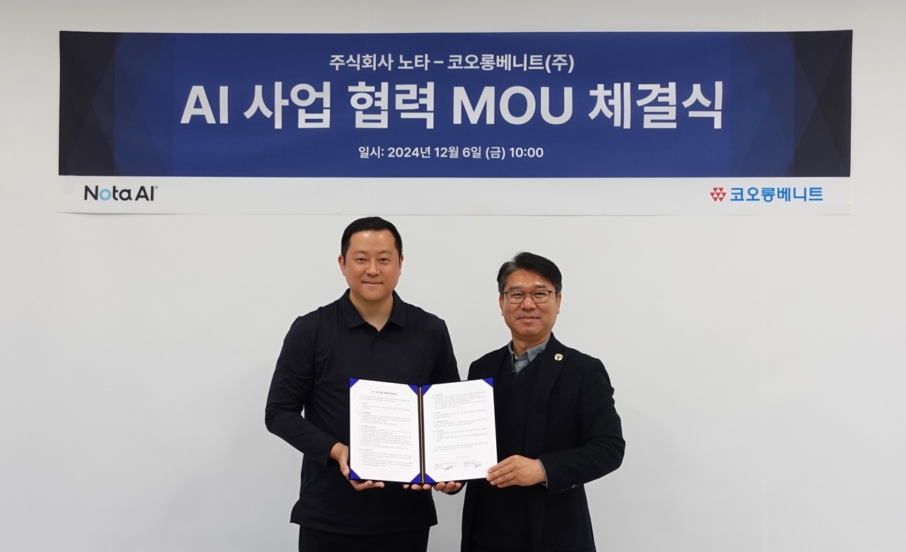 채명수 노타 대표(왼쪽)와 최상문 코오롱베니트 상무가 MOU 체결 기념사진 촬영을 하고 있다. (사진=노타)