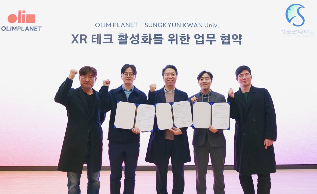 신승호 올림플래닛 브랜드실 실장(왼쪽 두번째부터), 류은석 성균관대 실감미디어공학과 학과장, 이창준 컬처앤테크놀로지융합전공 교수가 기념촬영을 하고 있다. (사진=올림플래닛)