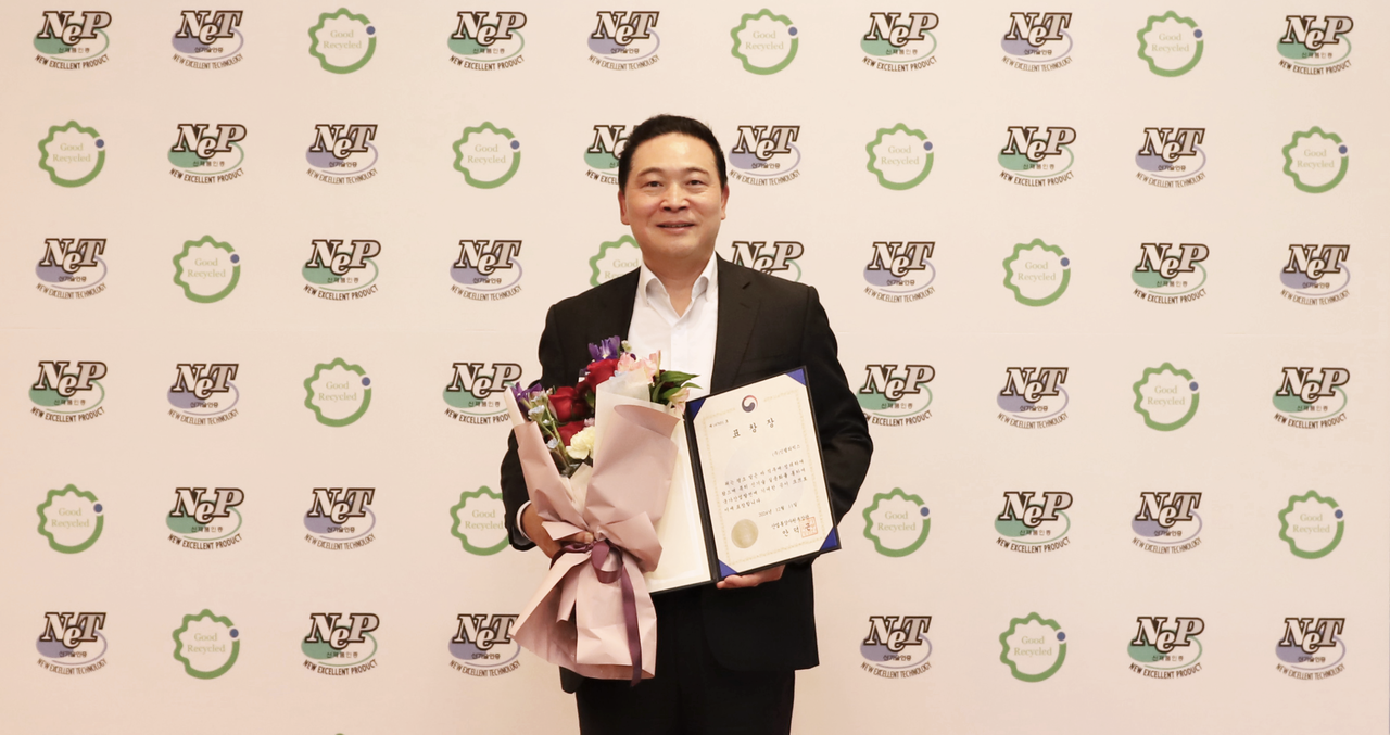 최은수 대표가 ‘2024년 신기술실용화 촉진대회’에서 산업통상자원부 장관상 수상 후 기념사진을 촬영하고 있다. (사진=인텔리빅스)