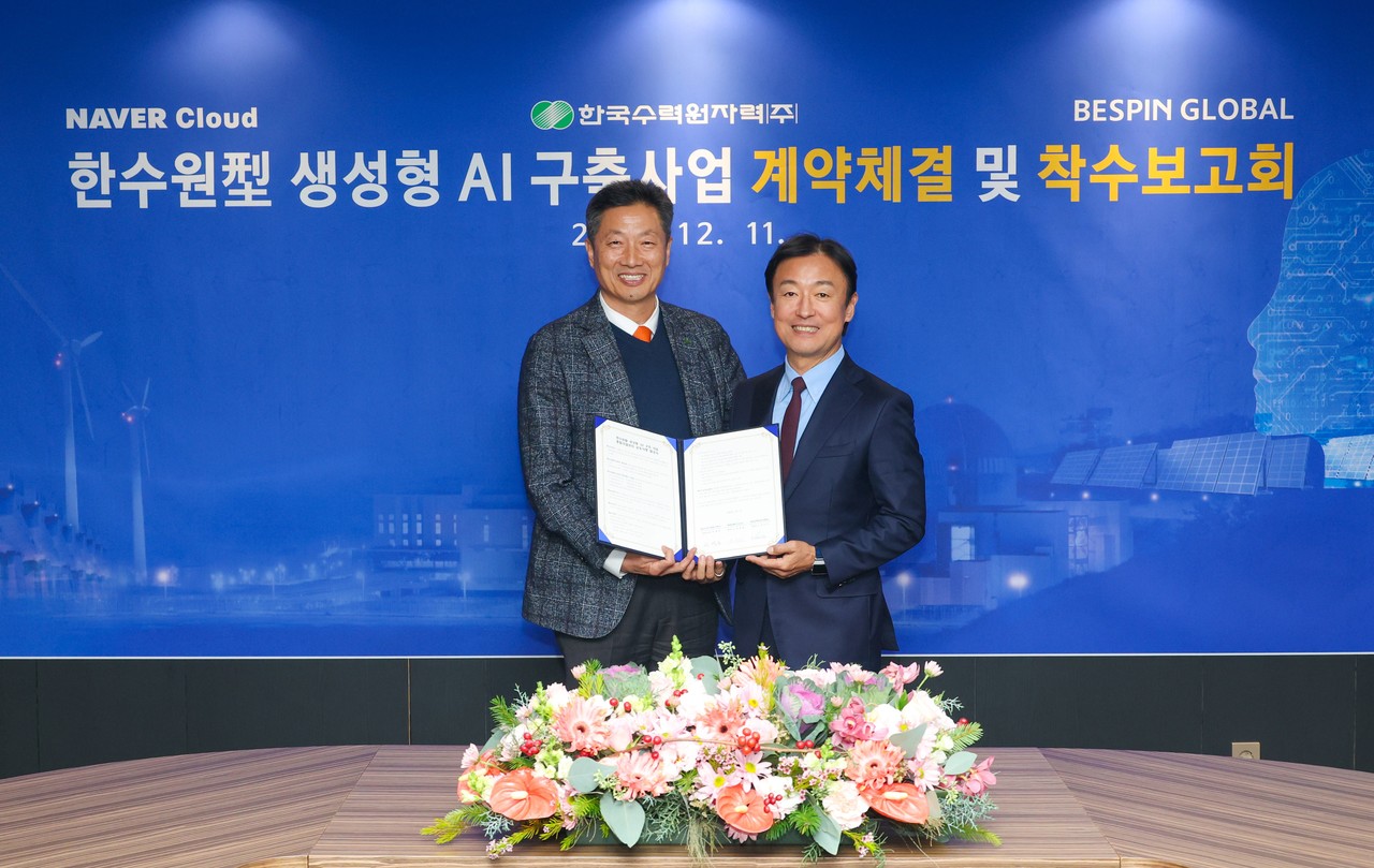 장인수 베스핀글로벌 한국 대표(오른쪽)와 전대욱 한국수력원자력 경영부사장이 11일, 한국수력원자력과 베스핀글로벌이 ‘한수원형 생성 AI 구축 사업’ 계약을 체결하고 기념촬영을 하고 있다. (사진=베스핀글로벌)