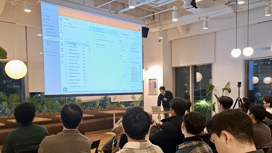 오현우 W&B AI엔지니어가 12일 서울 강남역 부근에서 열린 밋업 행사에서 '위브’를 시연하고 있다.