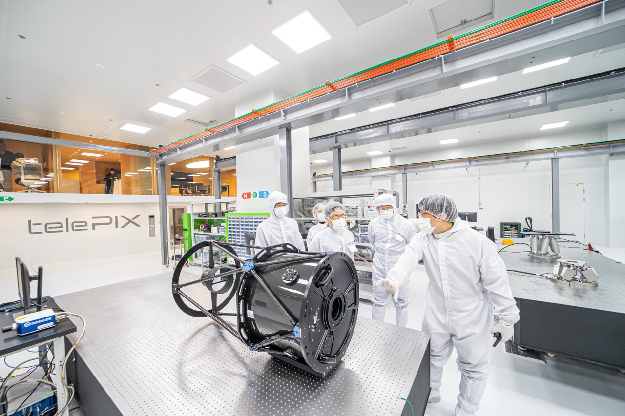 텔레픽스 임직원들이 스페이스랩 클린룸을 둘러보고 있다. (사진=텔레픽스)