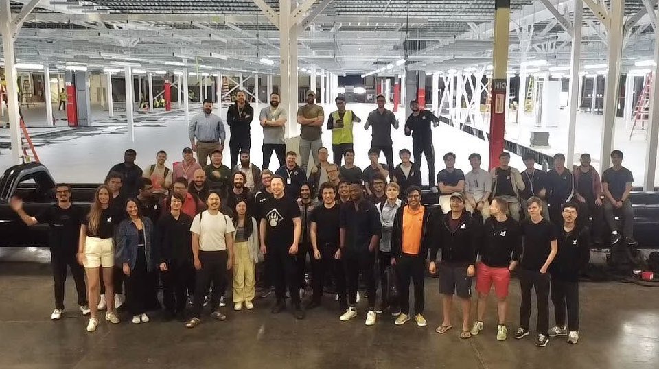 머스크 CEO와 xAI 직원들이 지난 7월 '콜로서스' 데이터센터에서 기념 사진을 촬영하고 있다. (사진=X, xAI)