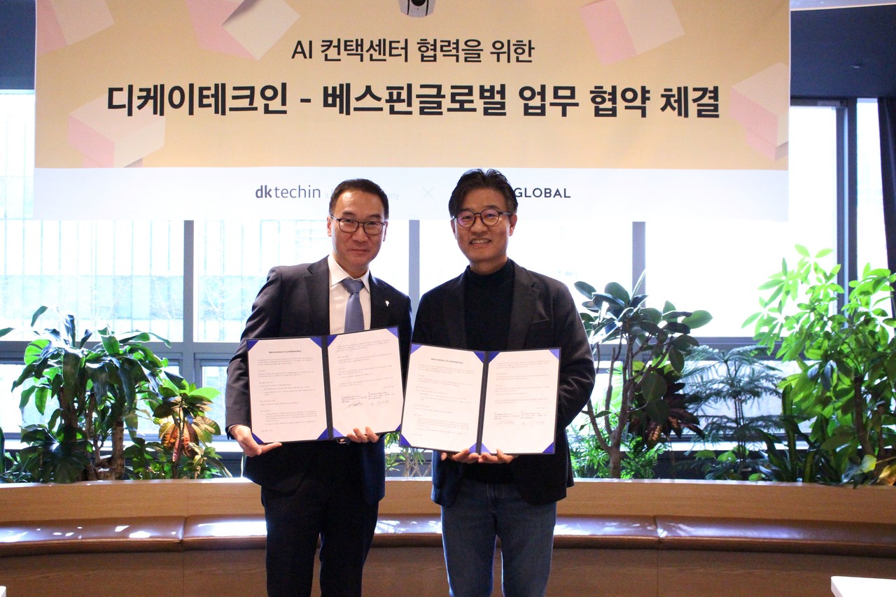 허양호 베스핀글로벌 한국 대표(왼쪽)와 김계영 디케이테크인 부사장이 업무 협약 체결 후 기념사진을 촬영하고 있다 (사진=베스핀글로벌)