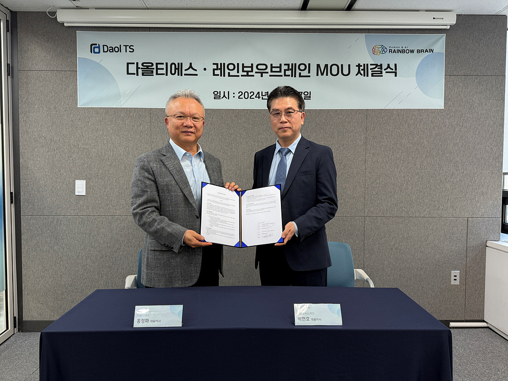 홍정화 다올티에스 대표(왼쪽)와 박현호 레인보우브레인 대표가 MOU를 체결했다.(사진=다올티에스)