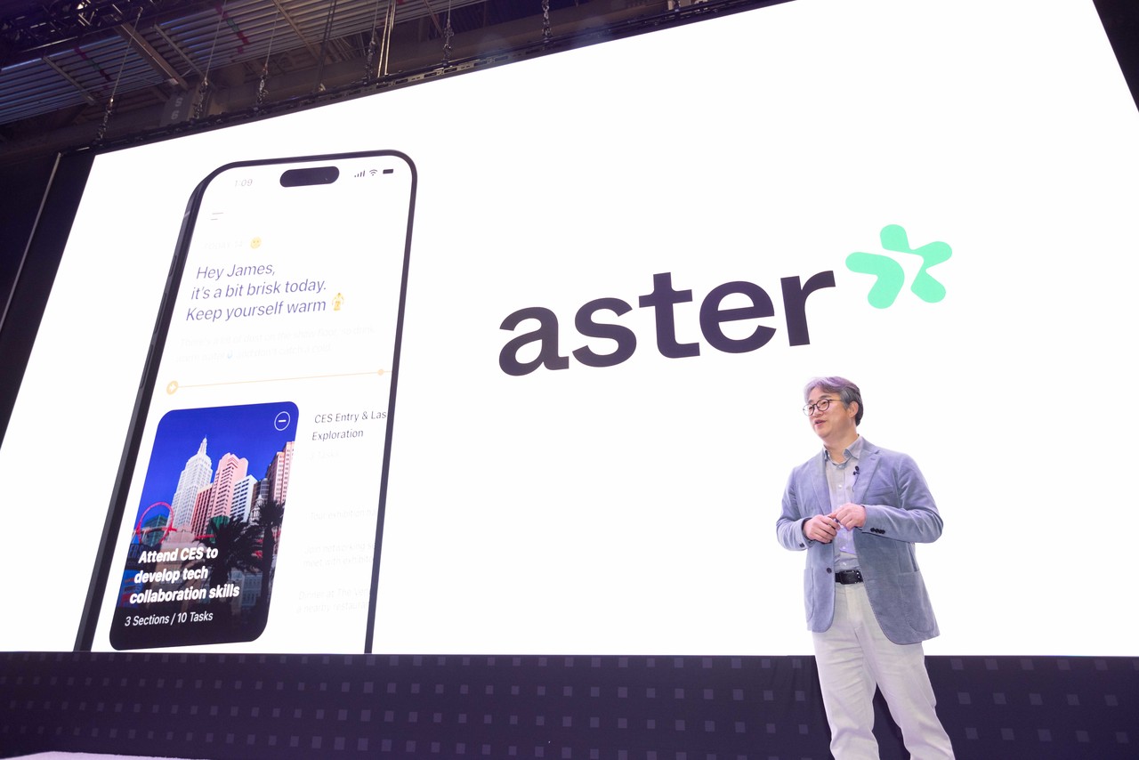 정석근 SKT GPAA 사업부장이 미국 라스베이거스에서 열린 기자간담회에서 글로벌 AI 에이전트 '에스터'에 대해 발표하고 있다. (사진=SKT)