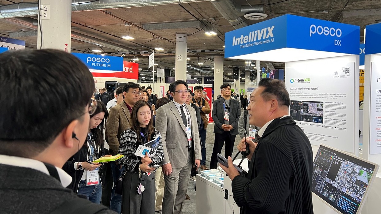 최은수 인텔리빅스 대표가 CES2025에서 부스 내방객들에게 ‘젠 AMS’솔루션을 소개하고 있다. (사진=인텔리빅스)