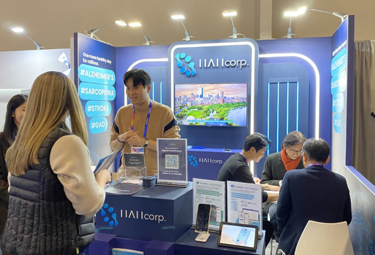 하이의 부스를 참가자들이 둘러보고 서비스를 사용중인 모습. (사진=하이)