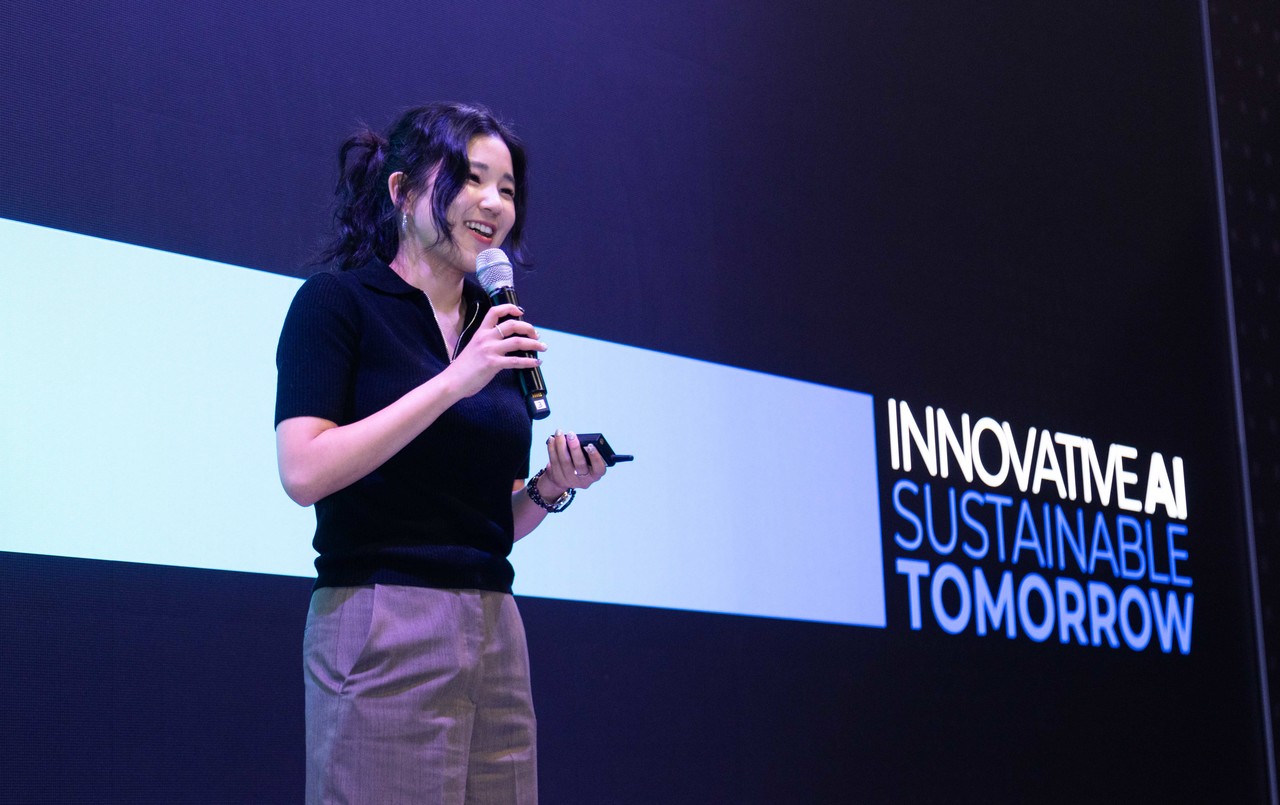 이소영 트웰브랩스 공동 창업자가 8일 미국 라스베이거스에서 열린 ‘IR 피칭데이’에서 '영상을 이해하는 멀티모달 AI 모델'을 주제로 발표를 진행하고 있다. (사진=SKT)