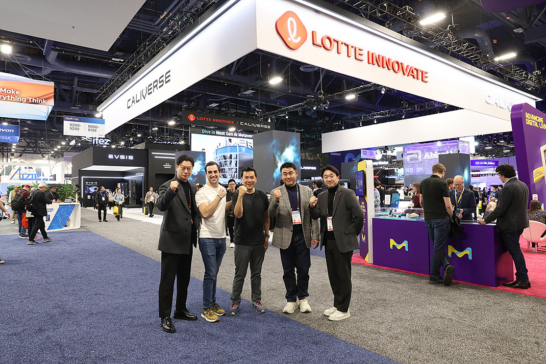 김동규 칼리버스 대표(왼쪽부터), 크리스티안 도밍게스 메타 리드, 에릭 챙 메타 디렉터, 김경엽 롯데이노베이트  대표, 이원종 본부장 등이 CES 부스 앞에서 포즈를 취하고 있다. (사진=롯데이노베이트)