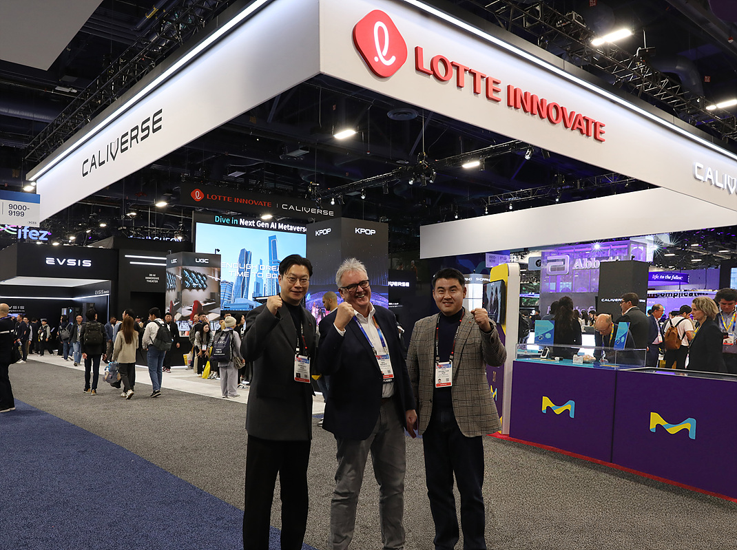 김동규 칼리버스 대표(왼쪽부터), 닐 트레빗 엔비디아 부사장, 김경엽 롯데이노베이트 대표 등이 기념사진 촬영을 하고 있다. (사진=롯데이노베이트)
