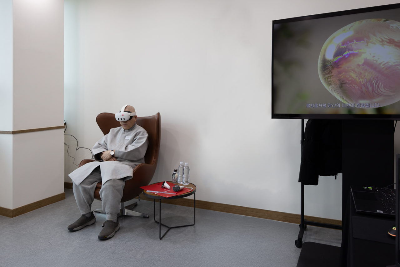 김완두 KAIST 명상과학연구소장이 엔피에서 개발 중인 XR명상 앱을 테스트하고 있다. (사진=엔피)