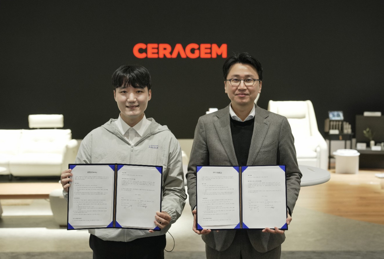 이경수 세라젬 대표(왼쪽)와 이동헌 에이슬립 대표가 MOU 체결식에서 기념사진을 촬영하고 있다. (사진=에이슬립)