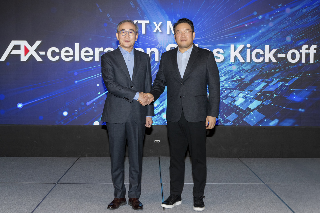 김영섭 KT 대표(왼쪽)와 조원우 한국마이크로소프트 대표가 기념 사진 촬영을 하고 있다. (사진=KT)