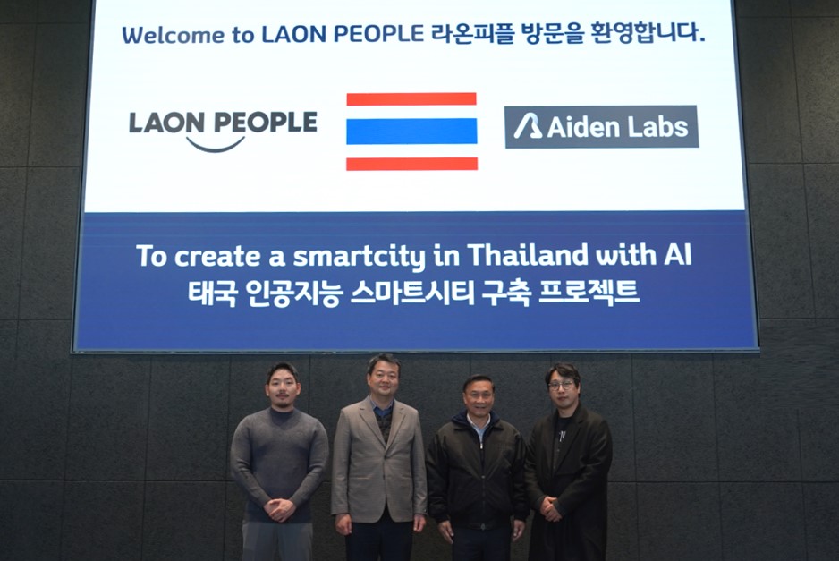 김종훈 라온피플 부사장(왼쪽 두번째)와 관계자들이 라온피플 본사에서 기념사진 촬영을 하고 있다. (사진=라온피플)