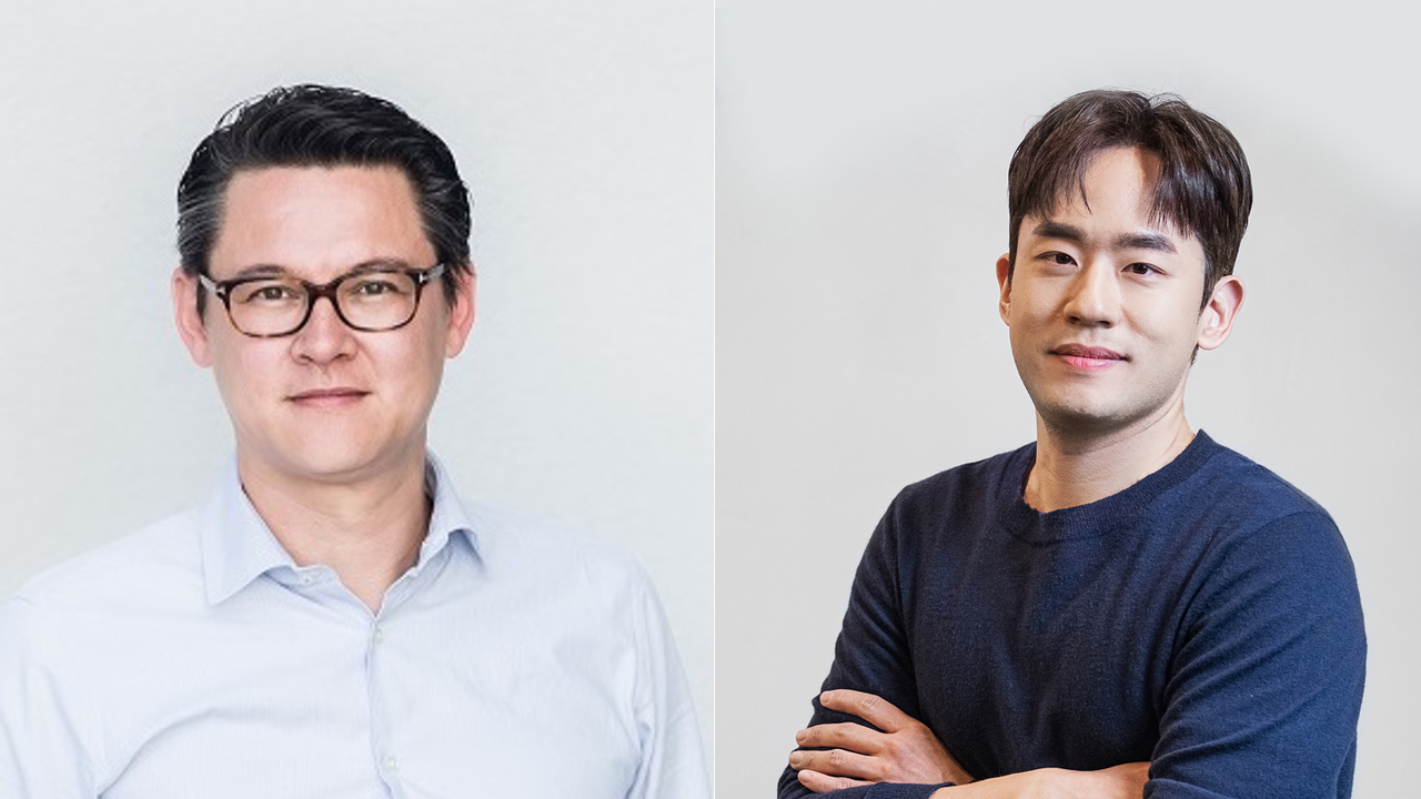 스테판 휘브너 디바이스 인사이트 CEO(왼쪽)과 윤성호 마키나락스 대표 (사진=마키나락스)