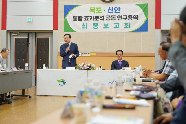 목포시와 신안군이 개최한 '목포·신안 통합효과분석 공동연구용역 최종보고회'에서 박홍률 목포시장(왼쪽)과 박우량 신안군수의 모습. (사진=목포시)