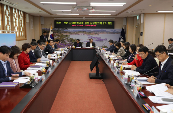 목포-신안 통합 상생협력과제 실천 실무협의체 회의를 진행하고 있다. (사진=목포시)
