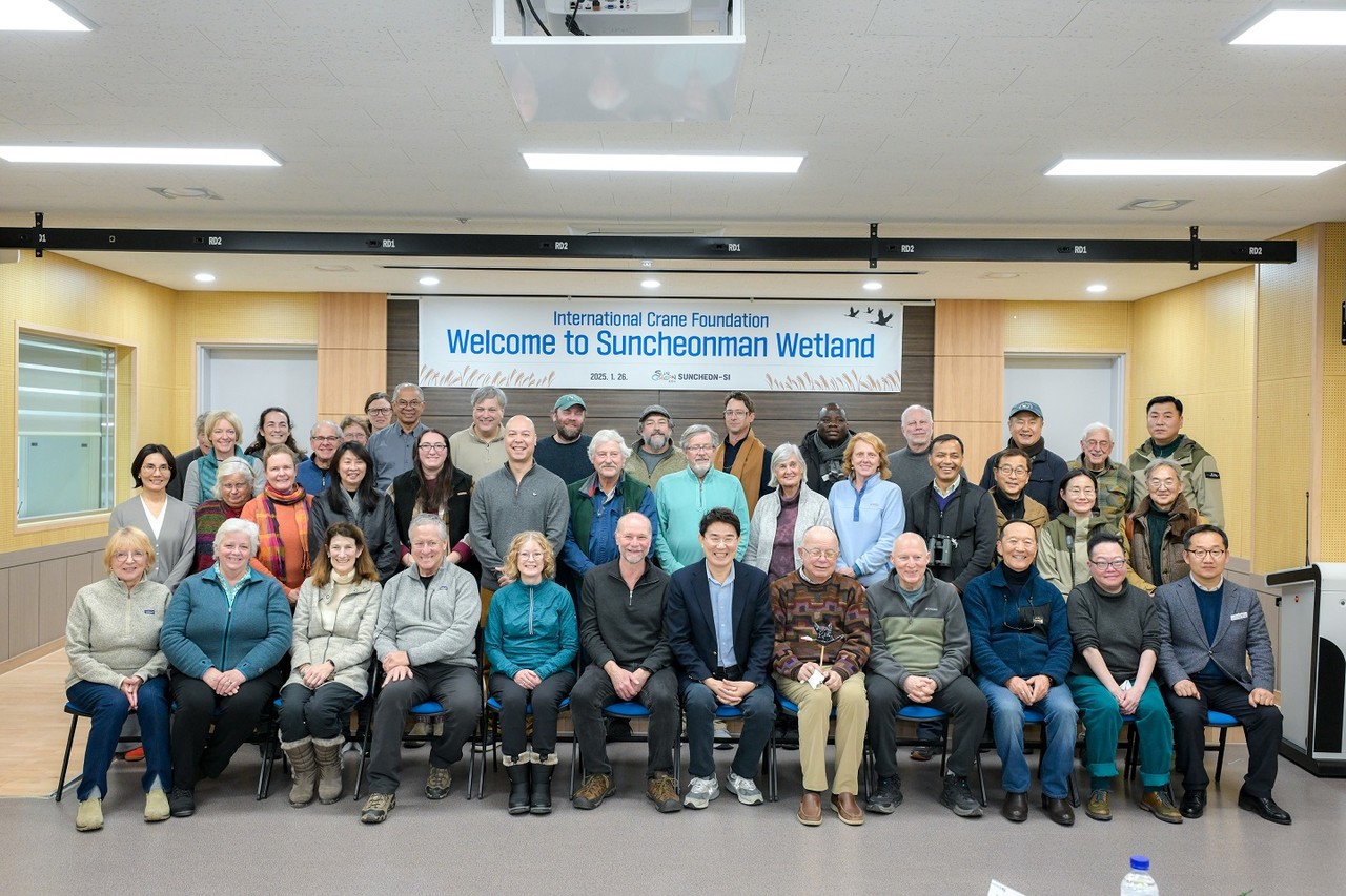 순천만습지를 방문한 국제두루미재단 임원들이 순천시 관계자들과 기념사진을 촬영했다. (사진=순천시)
