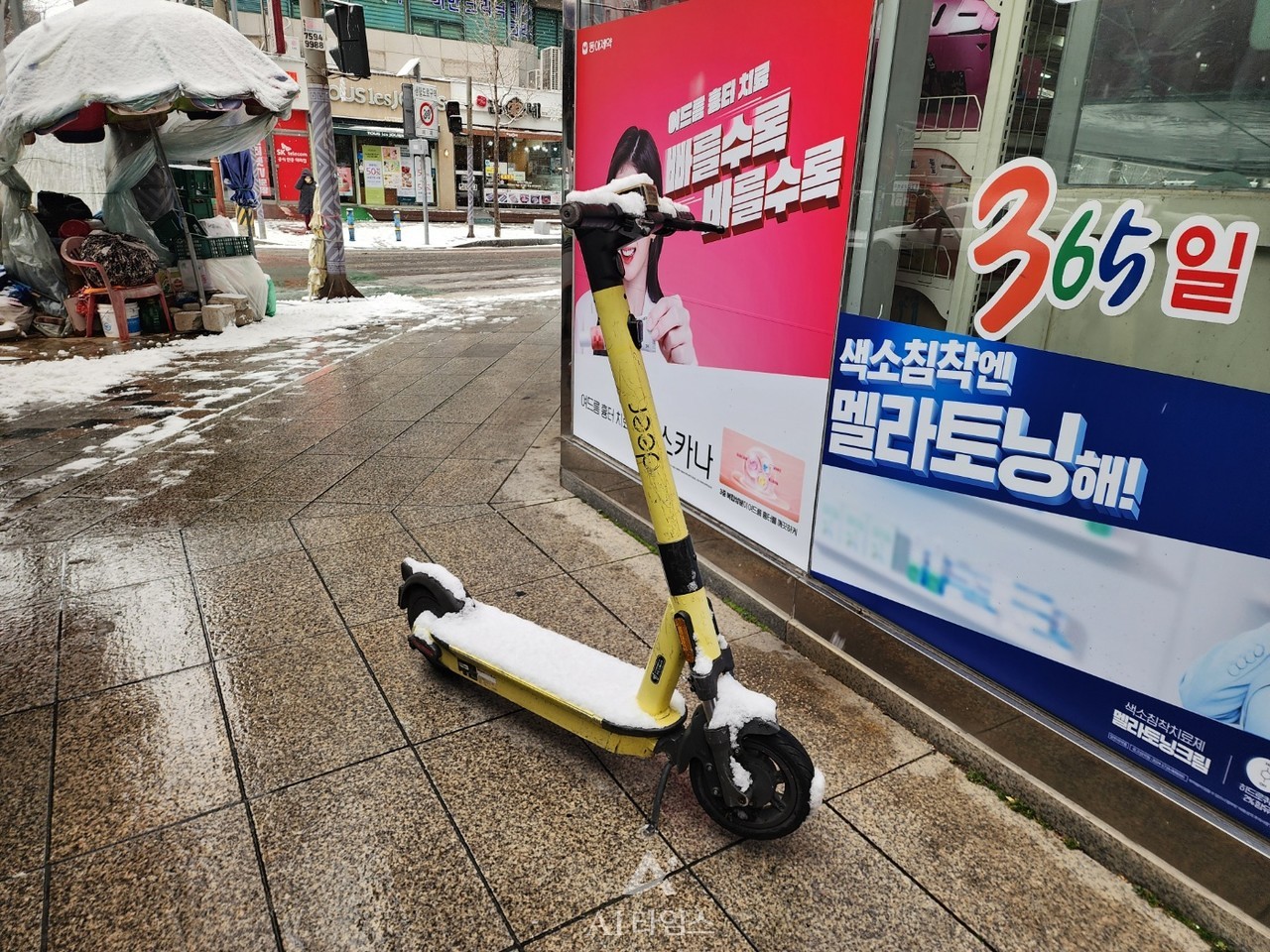 사용 후 일반 보행 도로에 방치되 듯 주차 되어 있는 전동킥보드