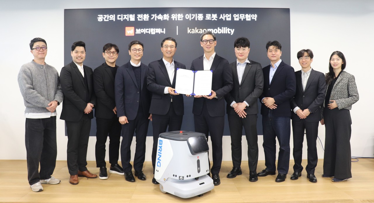 장성욱 카카오모빌리티 미래이동연구소장(가운데 오른쪽)과 함판식 브이디컴퍼니 대표(가운데 왼쪽) 등 관계자들이 협약식을 마친 뒤 기념사진을 촬영하고 있다. (사진=카카오모빌리티)