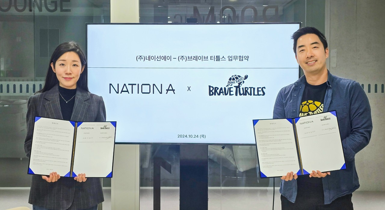 유수연 네이션에이 대표(왼쪽)와 케빈 김 브레이브터틀스 대표가 MOU 체결 기념사진 촬영을 하고 있다. (사진=네이션에이)