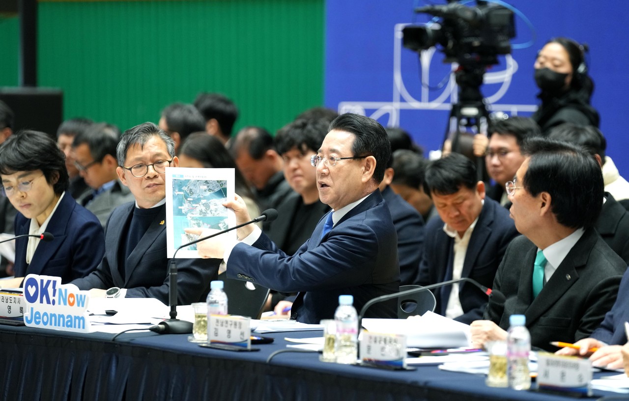 김영록 전라남도지사가 20일 목포 국제축구센터에서 '목포시 정책비전 투어' 토론을 주재하고 미래 신산업 육성 등 지역발전 의견과 제안에 대한 질문에 답변하고 있다.