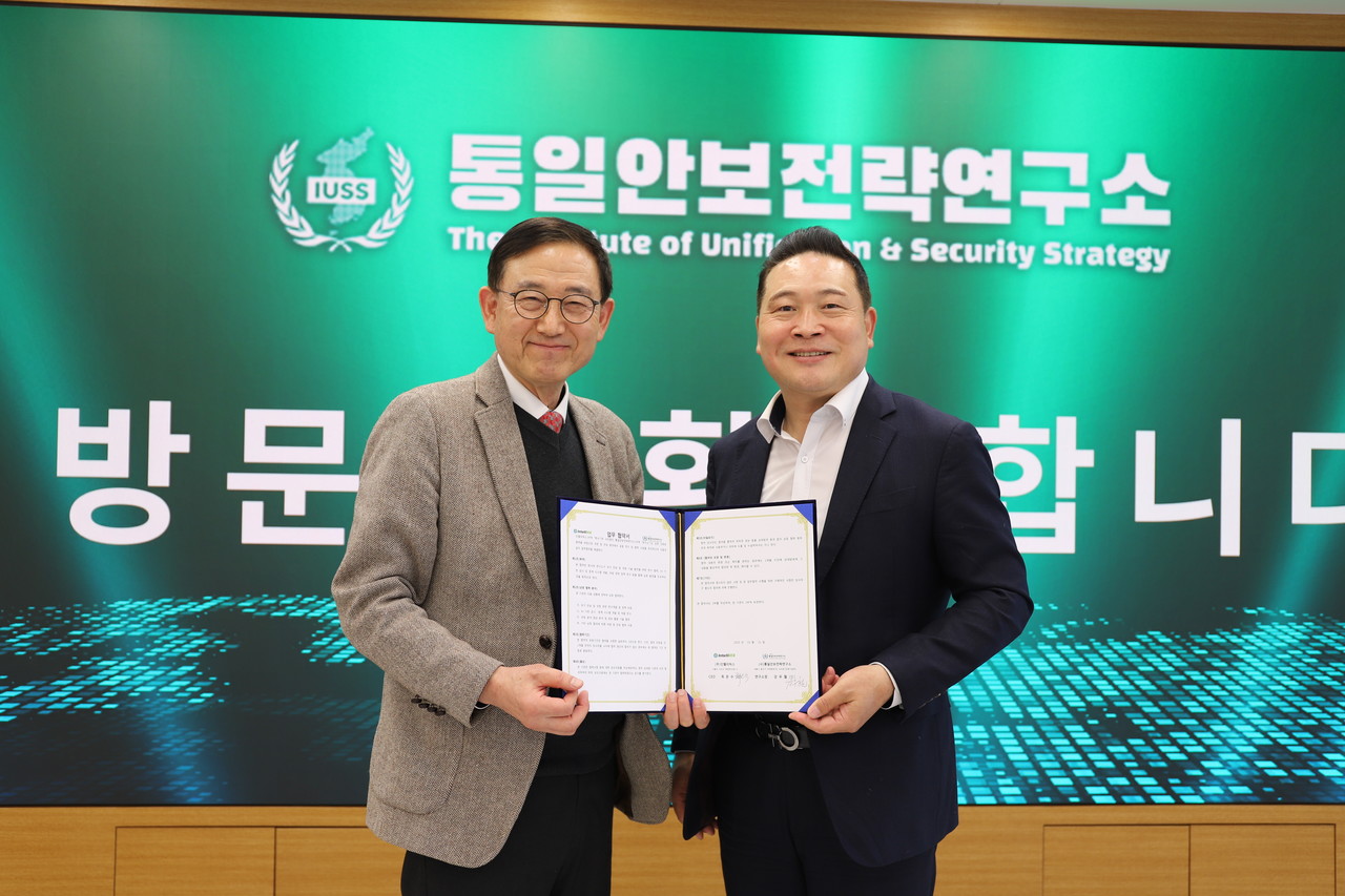최은수 인텔리빅스 대표(오른쪽)와 강우철 통일안보전략연구소(왼쪽)이 업무협약 후 기념사진을 촬영하고 있다 (사진=인텔리빅스)